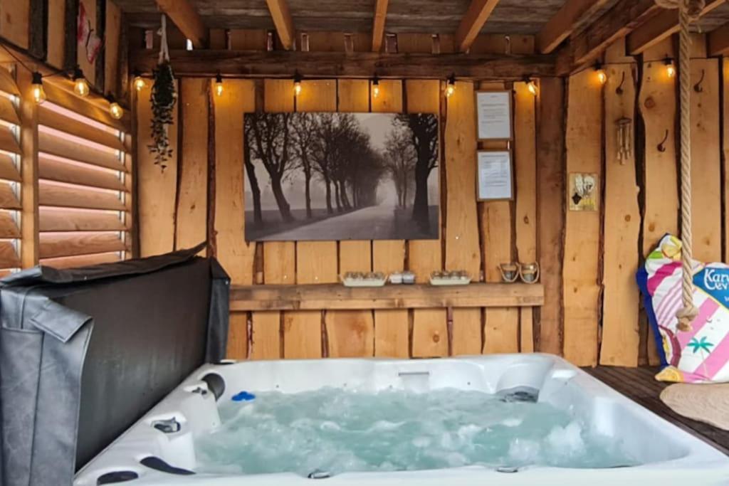 Wellness Chalet Met Jacuzzi, Sauna, Omheinde Tuin, Sint-Annaland Eksteriør bilde